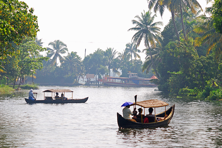  Touristen genie�en eine Bootsfahrt in den Backwaters