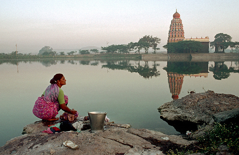 W�scherin am Tempelteich, Maharashtra