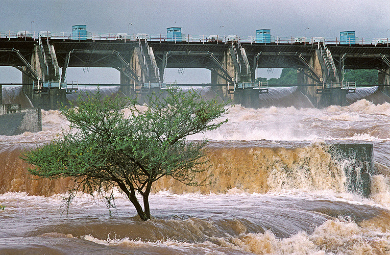Staud�mme �ffnen die Schleusen, lassen Wasser ab - Monsun 05