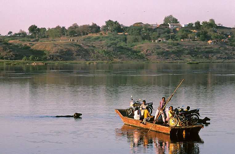 F�hrboot kreuzt die Narmada, Madhya Pradesh - Narmada-Fluss 12