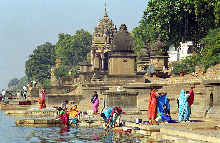 W�schewaschen an der Narmada in Maheshwar, Madhya Pradesh - Narmada-Fluss 15