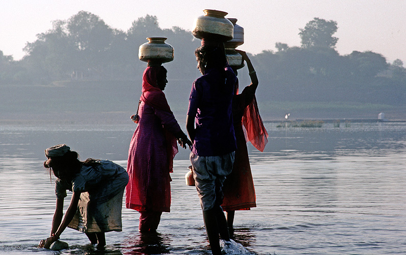 M�dchen sch�pfen Trinkwasser aus der Narmada, Madhya Pradesh - Narmada-Fluss 18