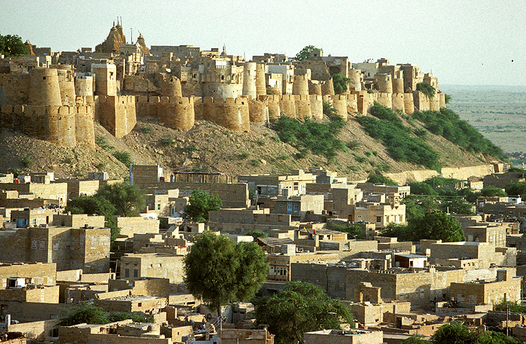 Eine mittelalterliche Burg thront �ber der Stadt Jaisalmer - Rajasthan 01