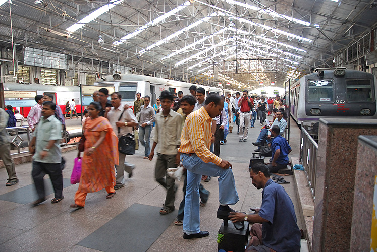 Fahrg�ste und Schuhputzer, Schnellbahnhof Churchgate, Mumbai