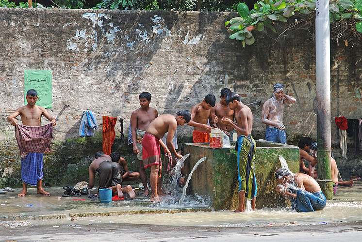 �ffentliches Baden im Stadtzentrum von Kolkata