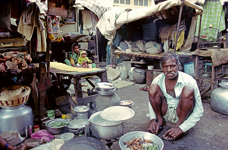 Obdachlose Familie auf der Stra�e in Mumbai
