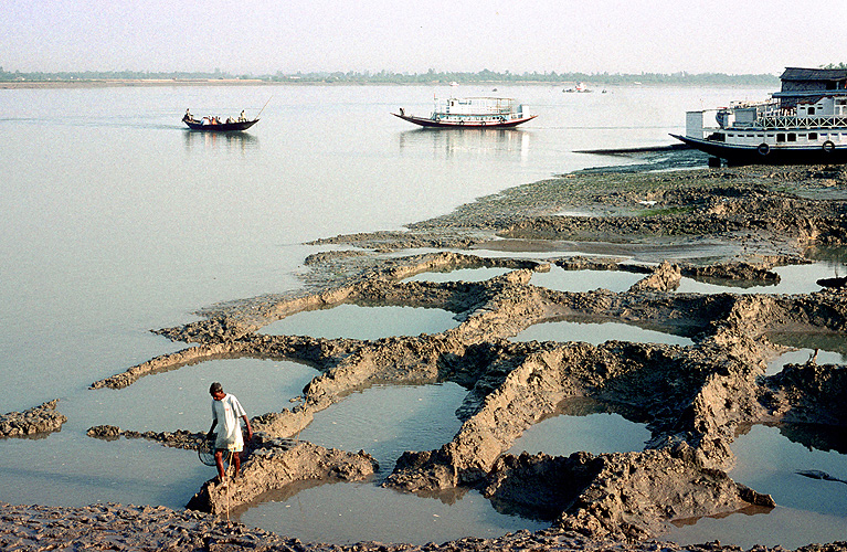 Wasserbecken f�r die Krabbenzucht, halb verfallen - Sunderbans 15