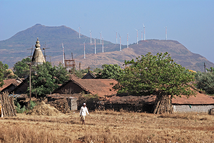 Der Andhra-Lake-Windpark �ber dem Dorf Karpud 