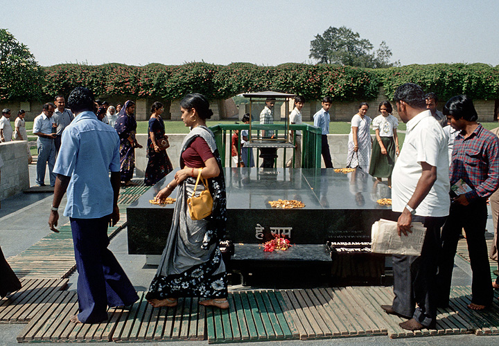 Gandhis Grabmal in Neu-Delhi ist eine Pilgerst�tte - Geschichte 04