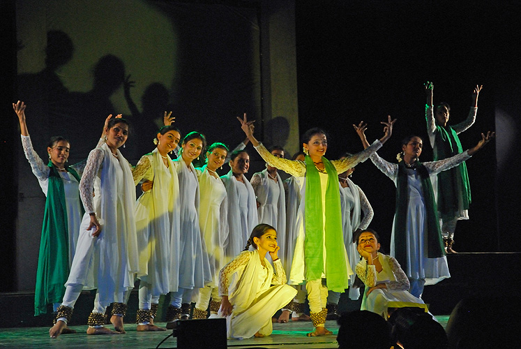 College-Studentinnen f�hren modernen Tanz auf, Pune