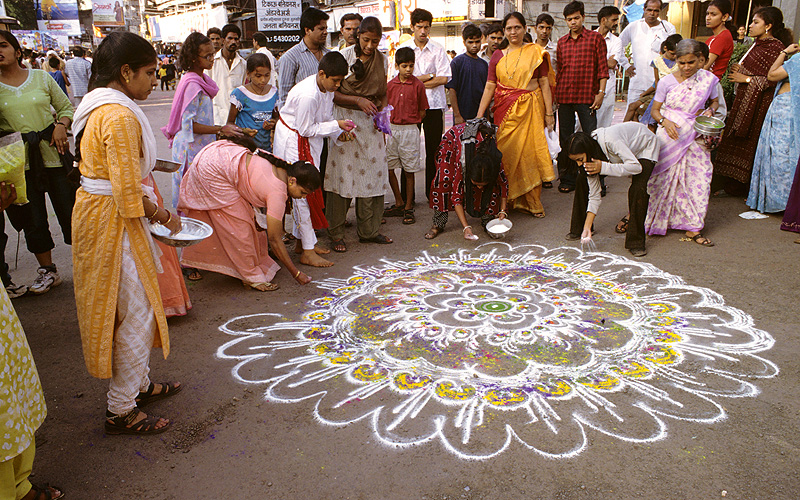 Rangoli, ein kollektives Gem�lde mit Farbpulver 