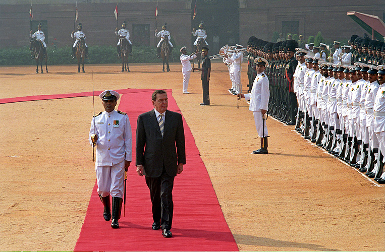 Ex-Bundeskanzler Gerhard Schr�der schreitet die Pr�sidentengarde ab