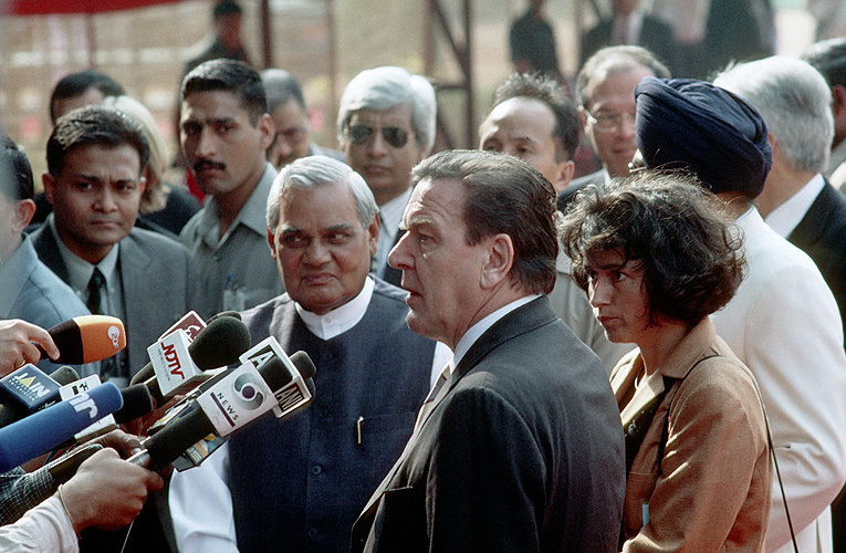 Ex-Bundeskanzler Gerhard Schr�der beantwortet Fragen von  Journalisten