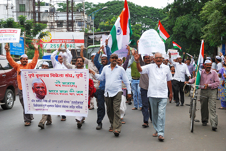 Solidarit�t f�r Anti-Korruptionsk�mpfer Anna Hazare in Pune
