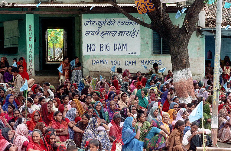 B�uerinnen f�rchten die Vertreibung von Haus und Hof durch Staudamm