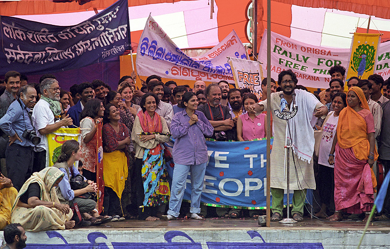 Protest mit Humor: K�nstler solidarisieren sich mit Staudamm-Protest