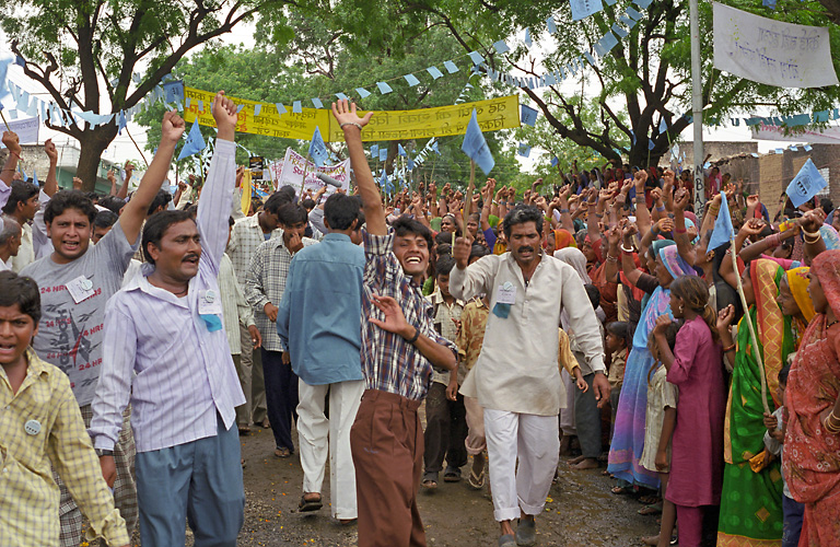 Ein Protestzug h�lt Einzug ins Dorf