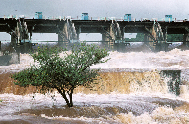  Wasser str�mt aus einem Stausee