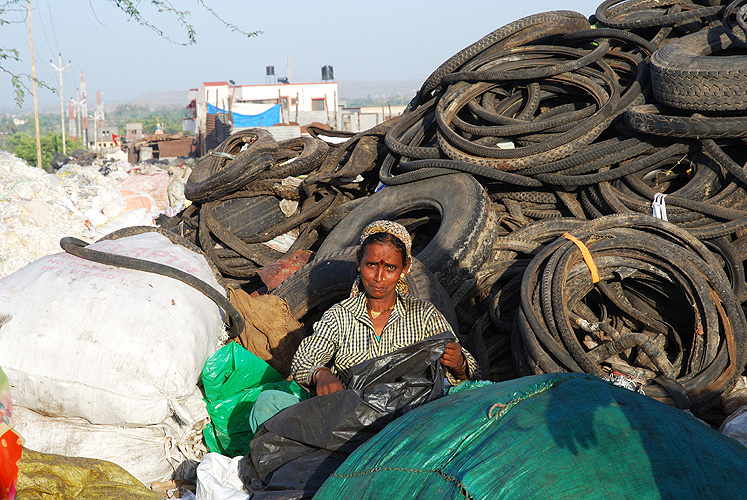  Altreifen werden f�r die Wiederverwertung vorbereitet