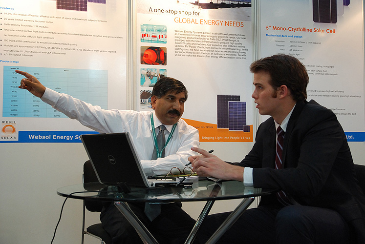 Beratungsgespr�ch auf einer Messe in Pune