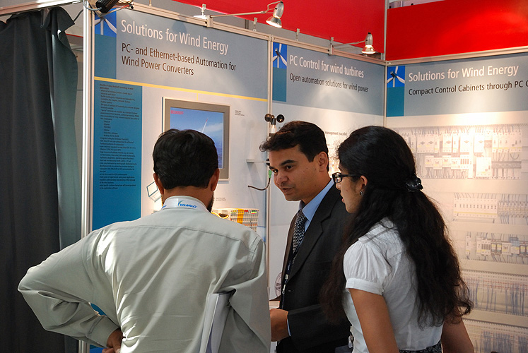 Beratungsgespr�ch auf einer Messe in Pune