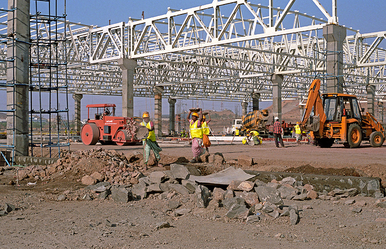 Bau einer Fabrikhalle in Pune