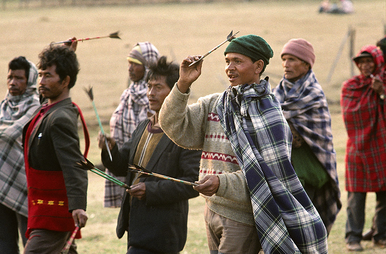  Khasi-M�nner beim Pfeilwerfen, Meghalaya
