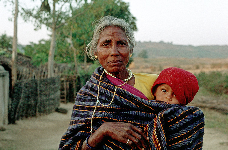  Gro�mutter mit Enkel, Gond-Volk, Madhya Pradesh