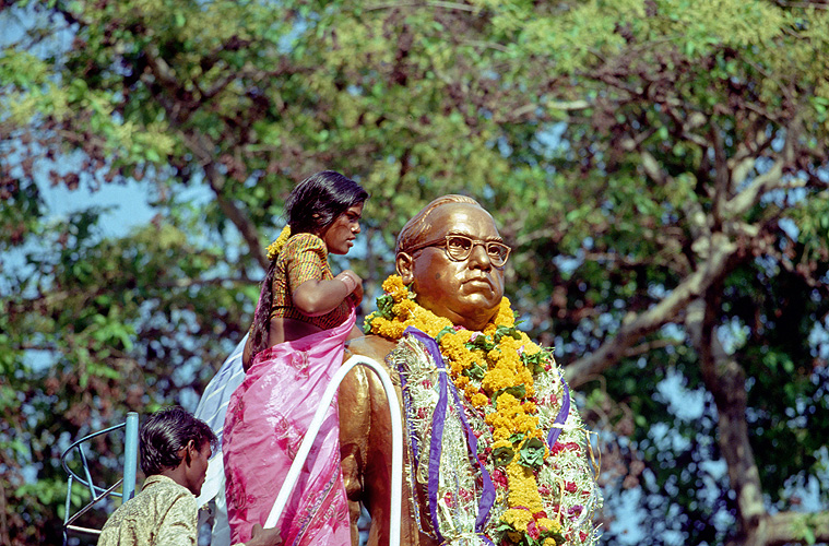 Blumenschmuck f�r eine Stautue des Dalit-Idols Bhimarao Ambedkar - Dalits 10