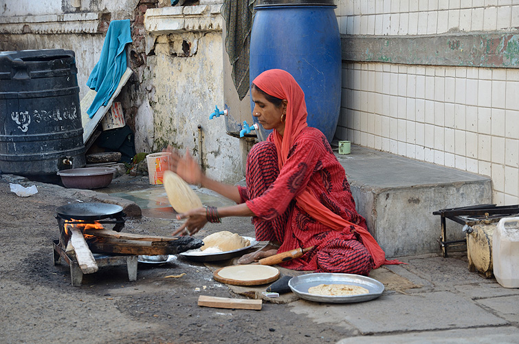 Chapattis (Fladenbrote) backen am Stra�enrand, Ahmedabad