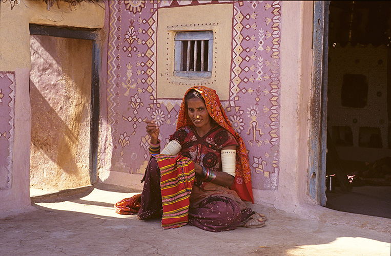 Im W�stengebiet Kuchh entstehen kunstvolle Stickereien