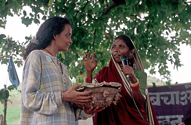 Arundhati-Roy und B�uerin im Narmada-Tal, 2010