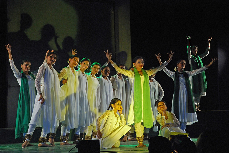 Studentinnen f�hren einen Tanz auf, Pune