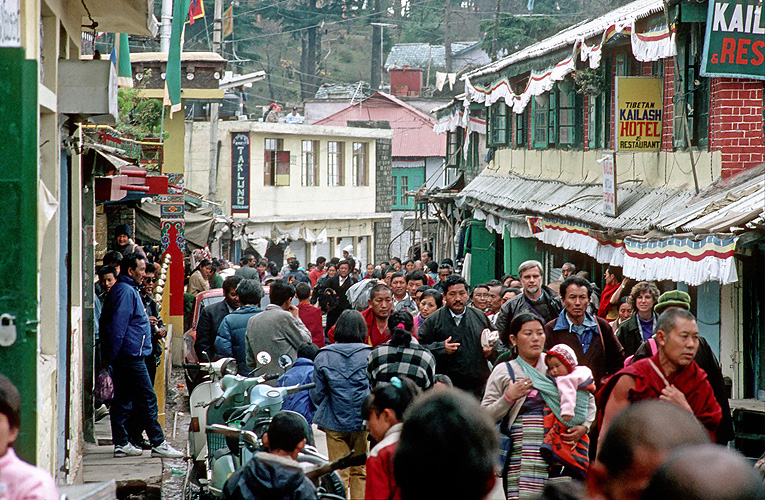 Hauptstra�e von McLeod Ganj nahe Dharamsala