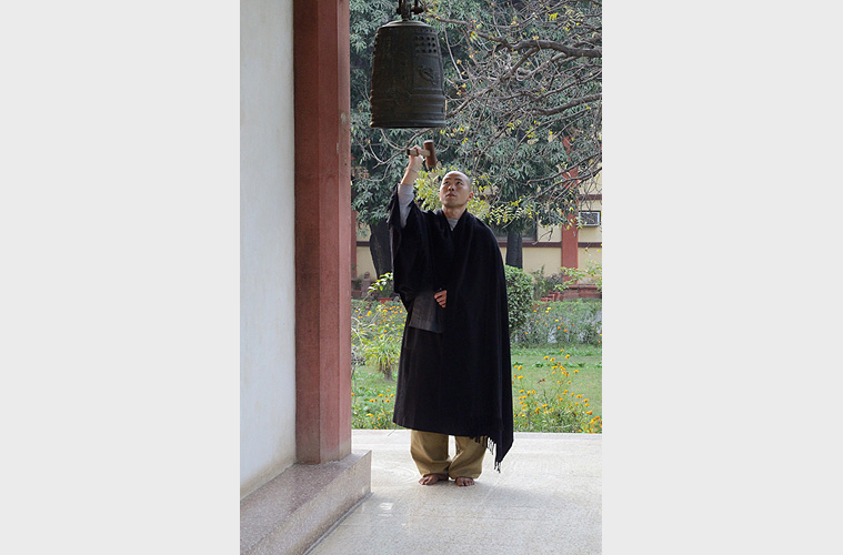 Zen-M�nch schl�gt eine Glocke zum Gebet, Bodh Gaya