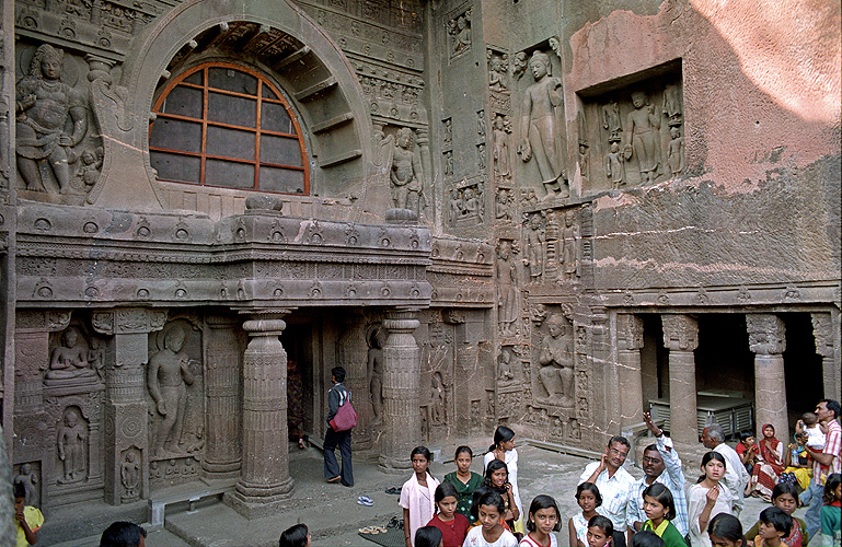 Schulklasse an einem H�hlentempel in Ajanta
