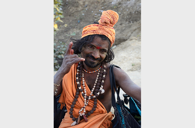 Ein Sadhu (Wanderm�nch) gr��t freundlich 