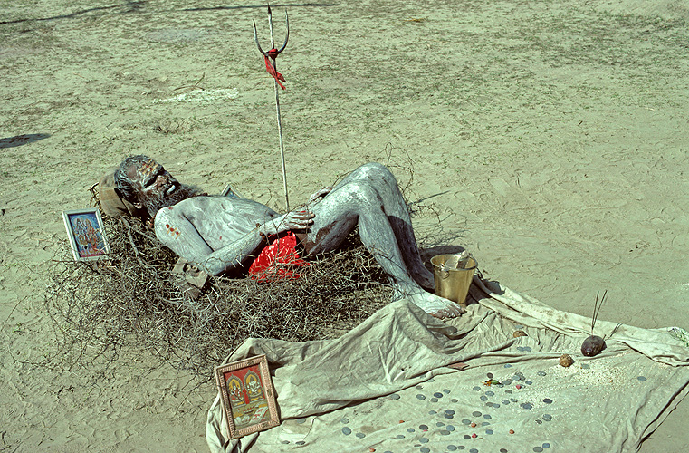 Ein Sadhu (Fakir) ruht auf Dornen�sten