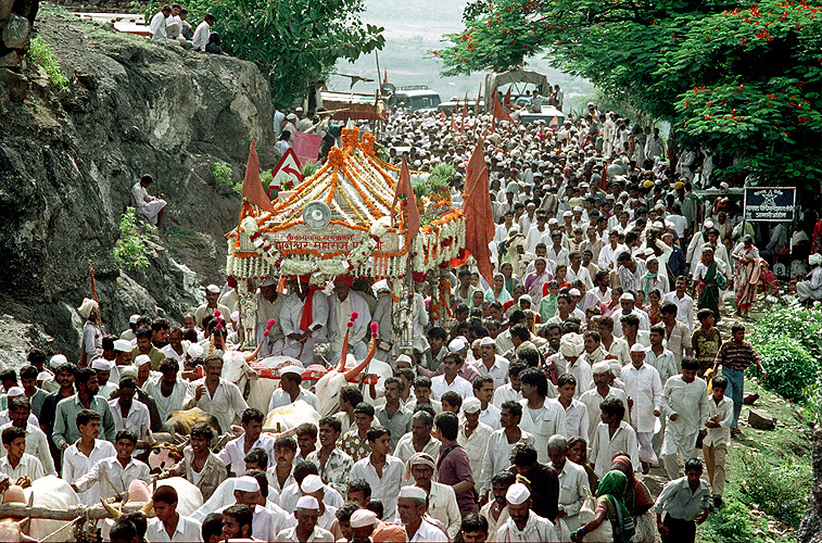 Der G�tterwagen, Palkhi genannt, am Dive-Pass - Pandharpur Yatra 04
