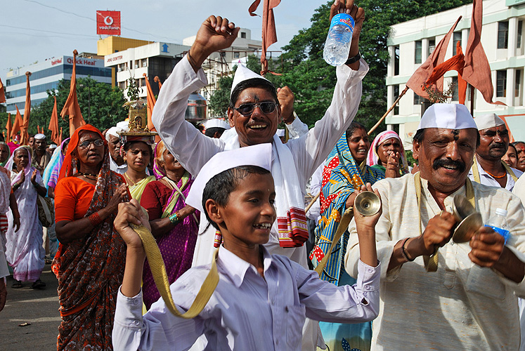 Jubel und Tanz in den Stra�en von Pune - Pandharpur Yatra 13