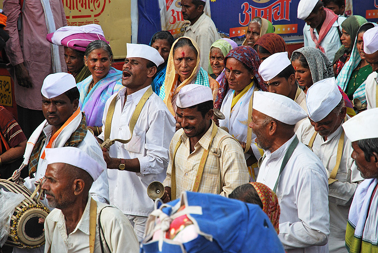 Mit Ges�ngen und Trommeln halten sich die Pilger in Stimmung - Pandharpur Yatra 15