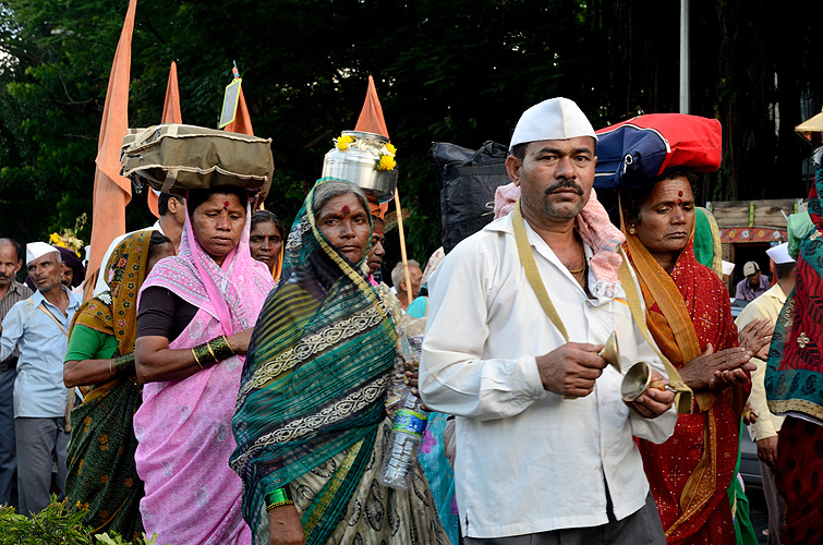 Ersch�pft vom langen Fu�marsch, Pilgergruppe am Abend - Pandharpur Yatra 19