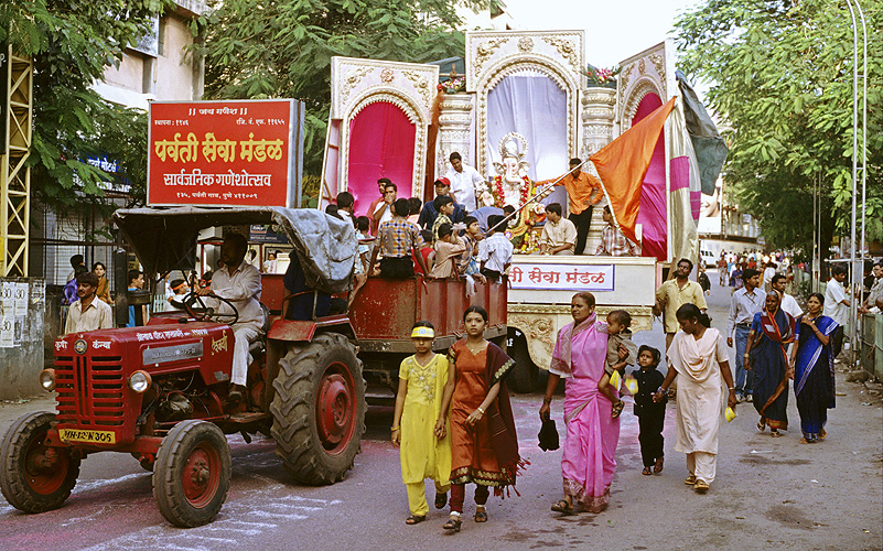 Transport einer gro�en Statue per Traktor