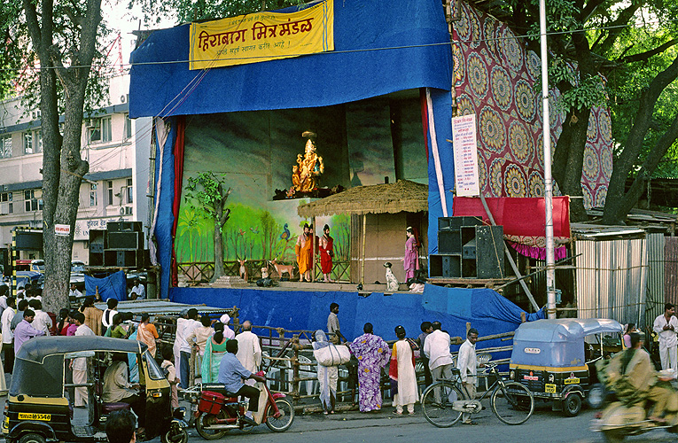 Tempor�rer Tempel (Pandal) an Stra�enkreuzung in Pune