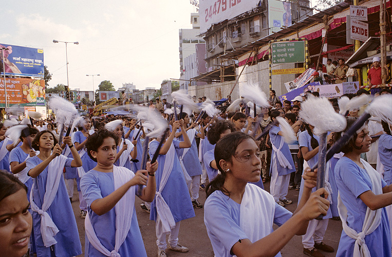 Tanzdarbietung von Sch�lerinnen w�hrend der Abschlussprozession