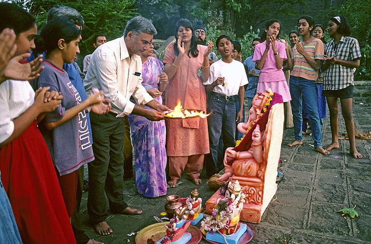 Tanzdarbietung von Sch�lerinnen w�hrend der Abschlussprozession