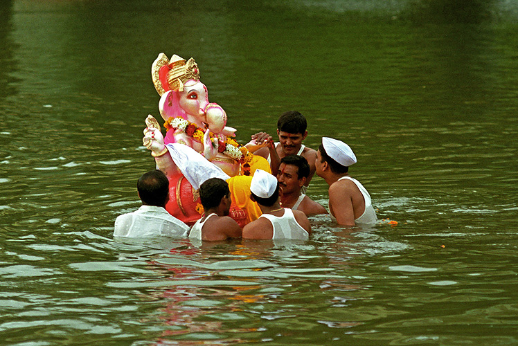 Junge M�nner tragen Ganesh-Statue in den Fluss, Pune