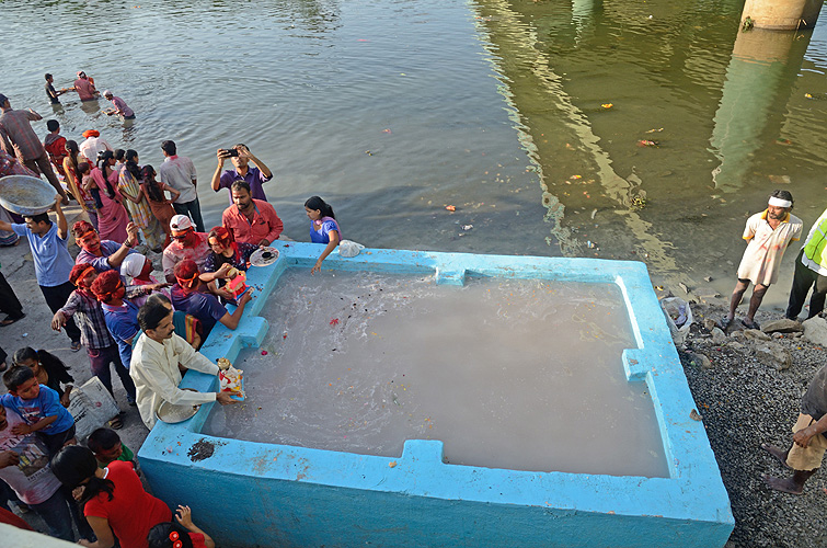 Tempor�rer Wassertank zur Versenkung von Statuen, Pune