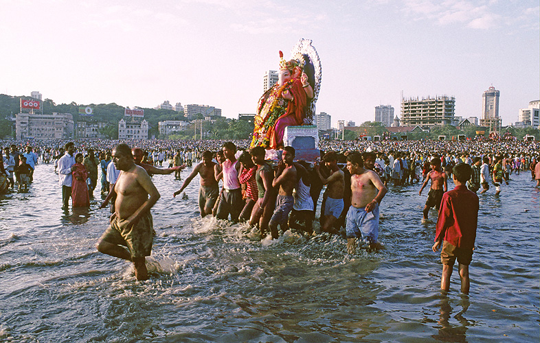 M�nner tragen gro�e Ganesh-Statue ins Meer, Mumbai