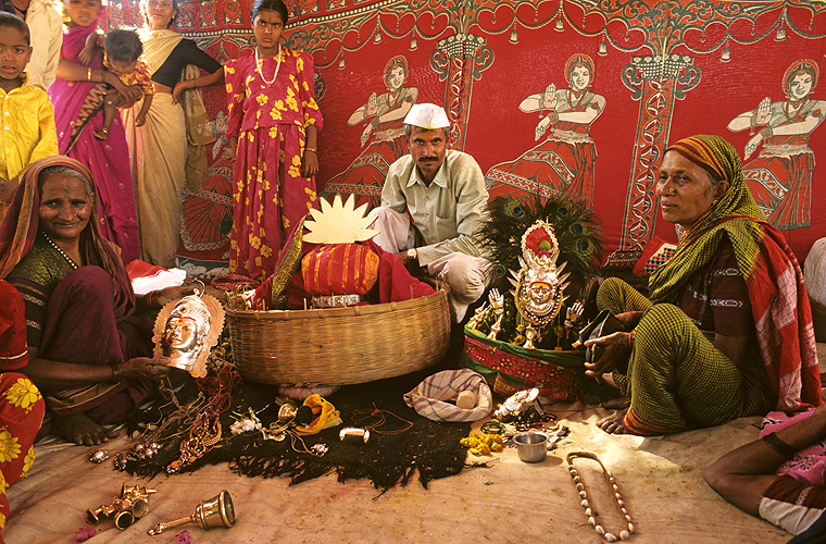 Pilger pr�parieren Yellamma-Statue in einem Korb - Yellamma Mela 07